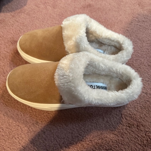 NWOT MINNETONKA SLIP ON SHOES SZ 8M FLEECE - Picture 3 of 4